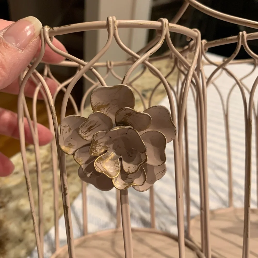 Metal caddy with flower detail